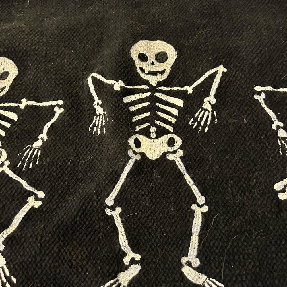 Skeleton embroidered mat - Picture 4 of 4